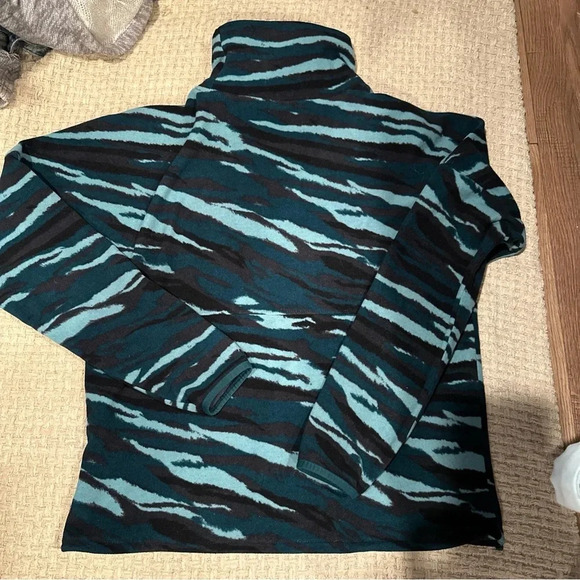 THE NORTH FACE WOMENS PULLOVER SWEATER TURTLE
NECK MEDIUM GREEN ANIMAL
PRINT - Picture 12 of 13